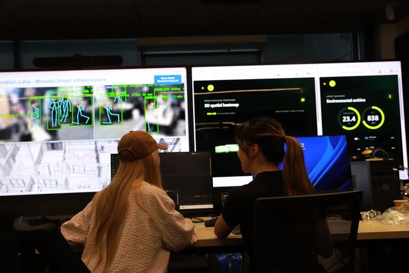 VISTA members working at the detection screens in the MSI Lab
